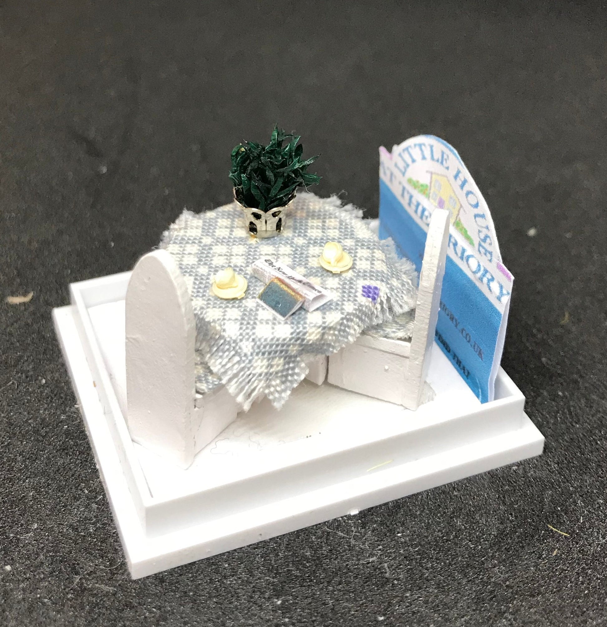 Dolls House Miniatures - Hand Painted Pretty (1/48th,1/4inch, quarter scale) Table & Chairs -