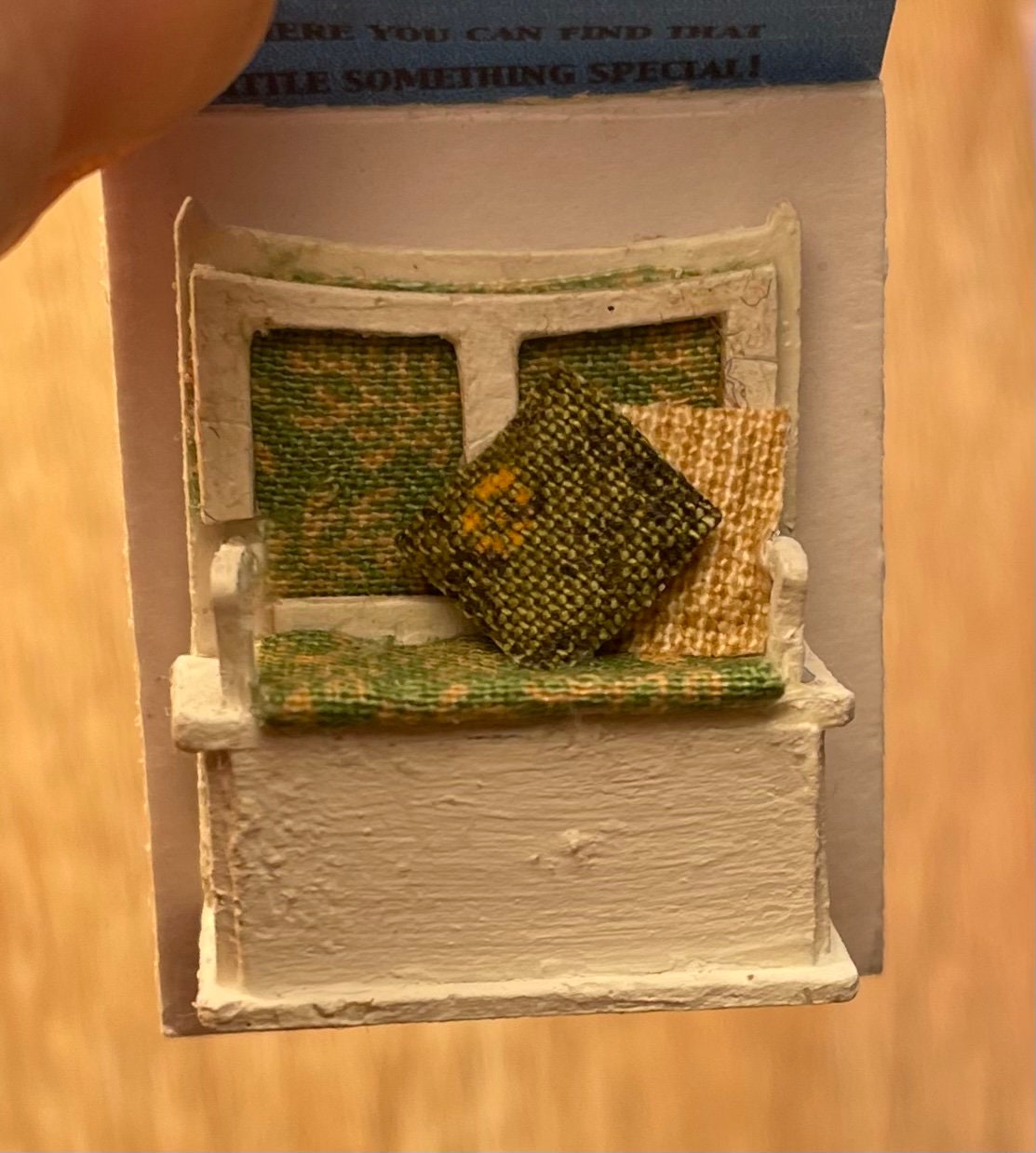 Dolls House Miniatures - Hand Painted Pretty 1/48th (1/4inch) quarter-scale Settle Seat