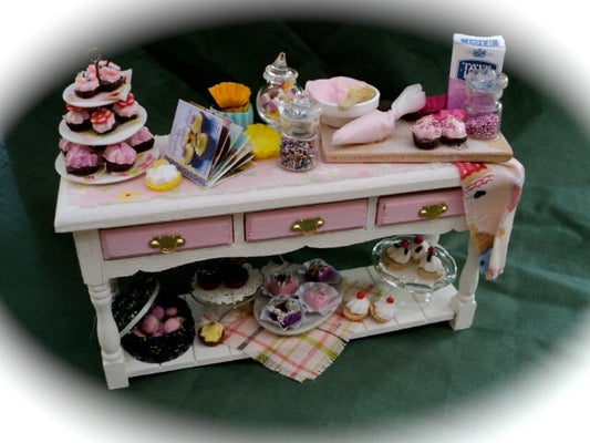 DOLLS HOUSE MINIATURES - "Cup Cakes" Table