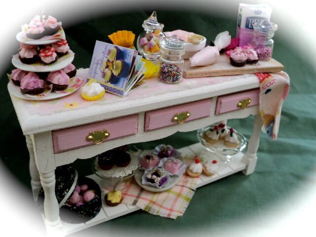 DOLLS HOUSE MINIATURES - "Cup Cakes" Table