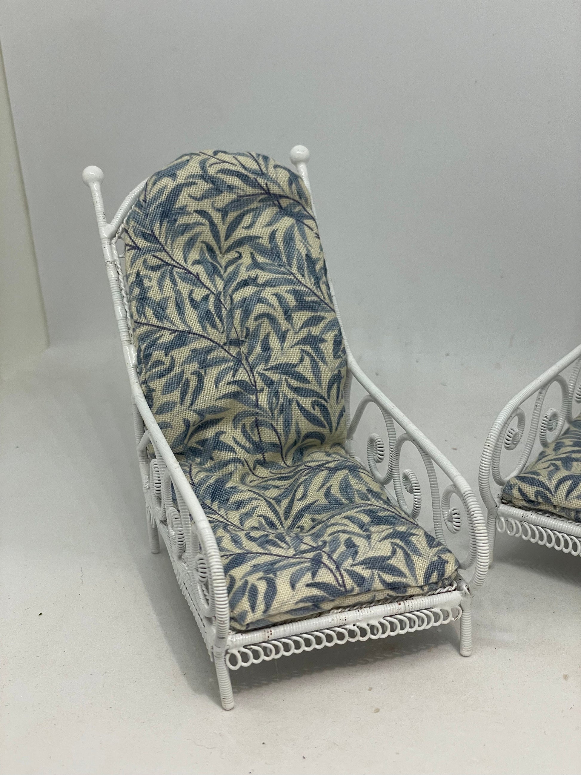 Dolls House Miniatures - 1/12th White Wire Lounger - Lt/blue Willow