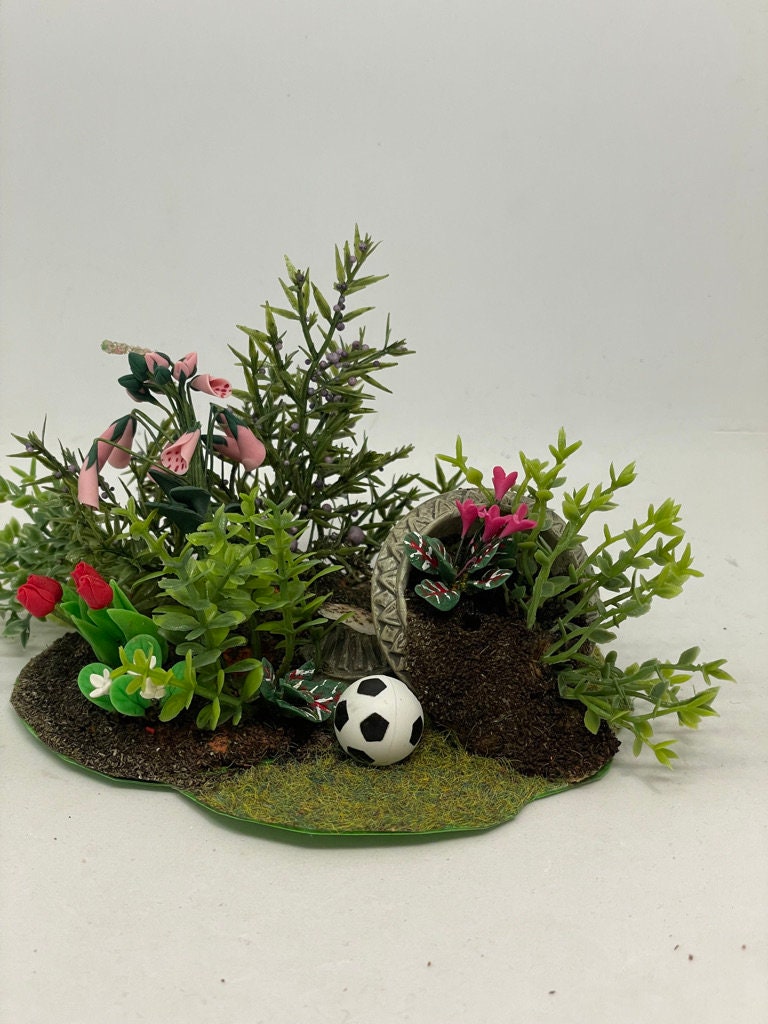 Dolls House Miniatures - Garden Scene - Broken Pot
