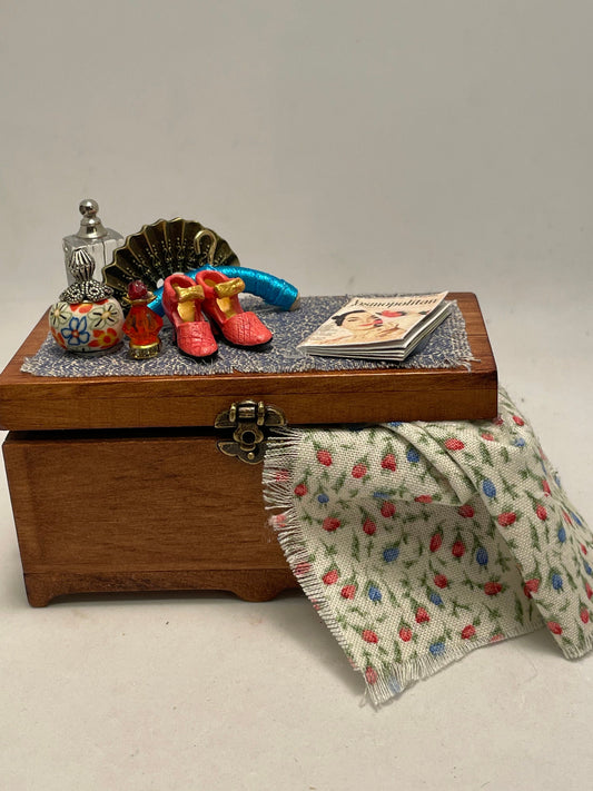 Dolls House Miniatures - Ladies Blanket Box