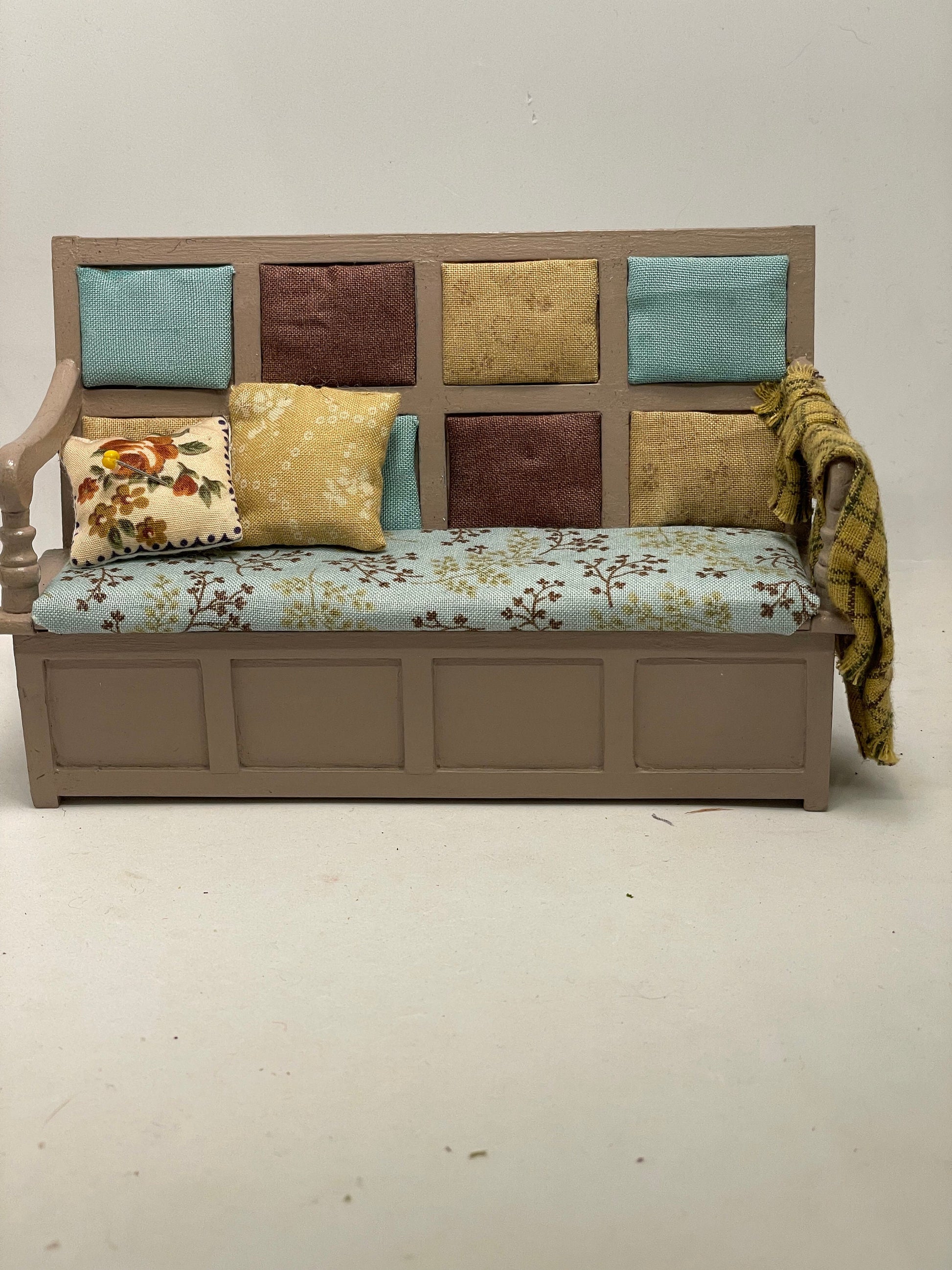 DOLLS HOUSE MINIATURES - 1/12th Settle