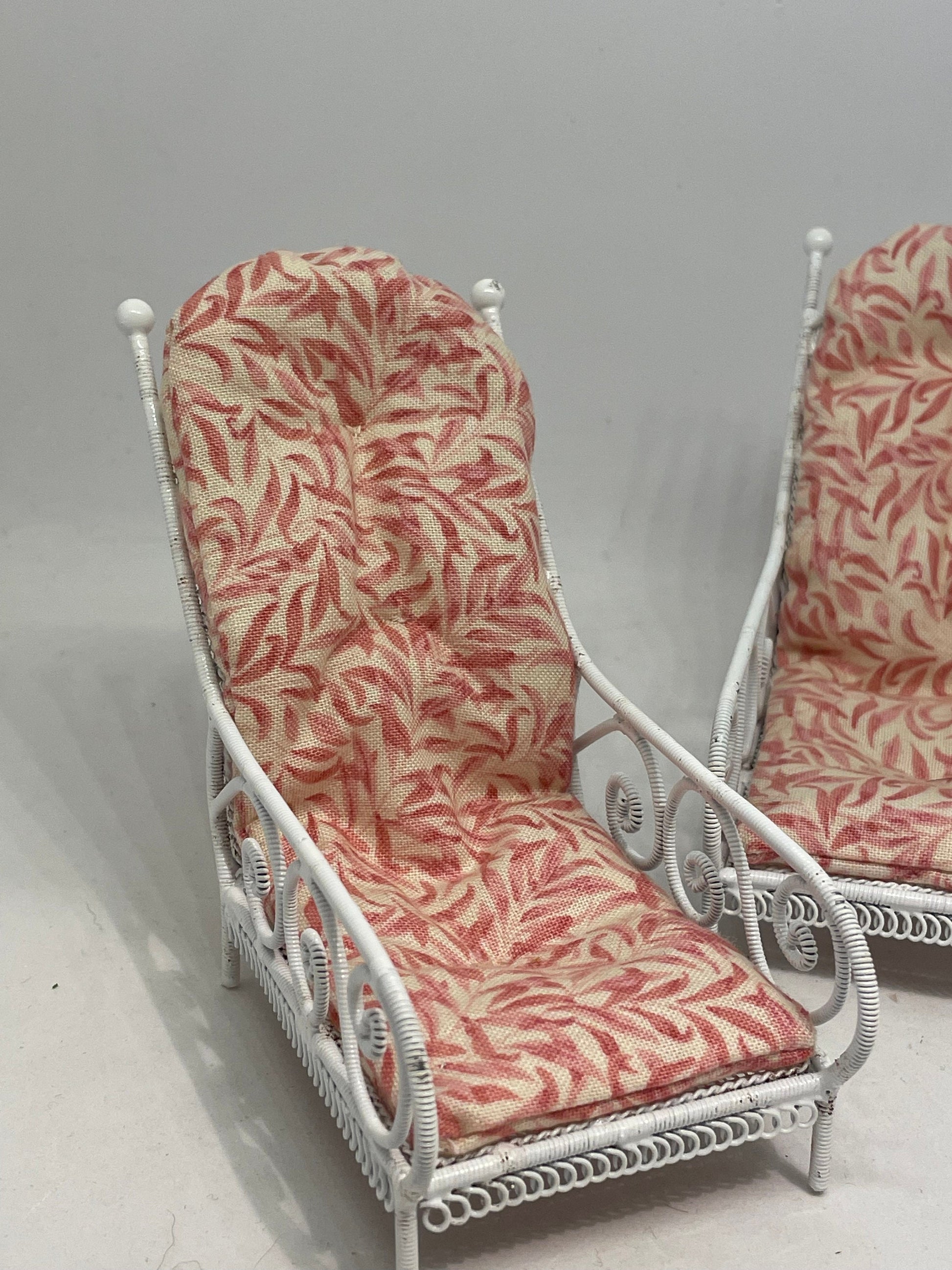 Dolls House Miniatures - 1/12th White Wire Lounger - Pink Willow