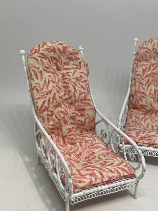 Dolls House Miniatures - 1/12th White Wire Lounger - Pink Willow