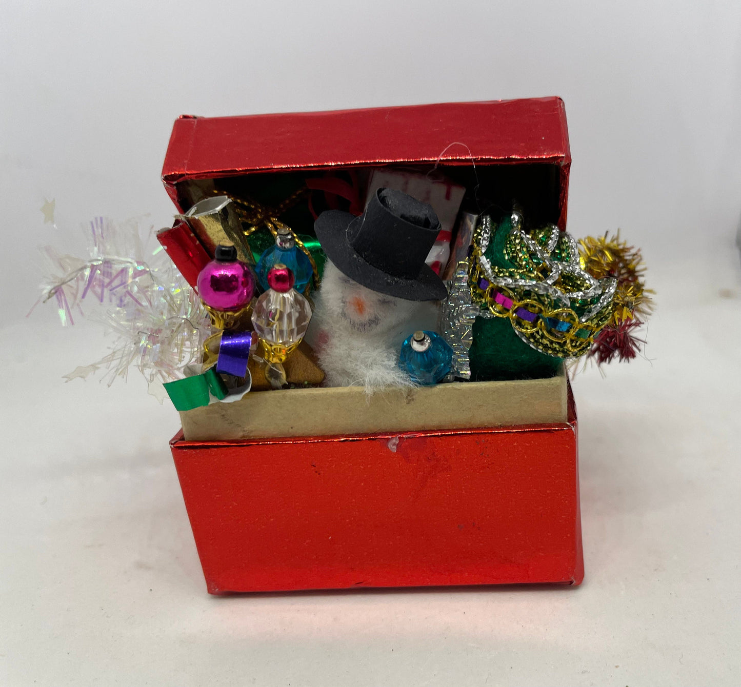 Dolls House Miniatures - 1/12th CHRISTMAS DECORATIONS TRUNK - Silver or Red