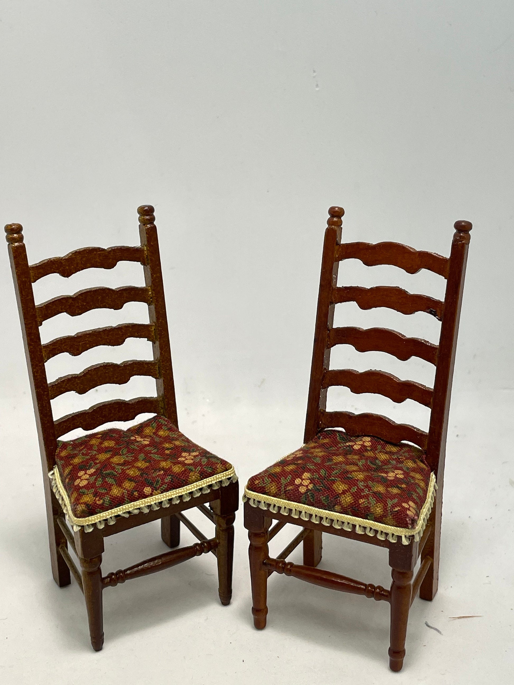 DOLLS HOUSE MINIATURES - 1/12th chair x 1