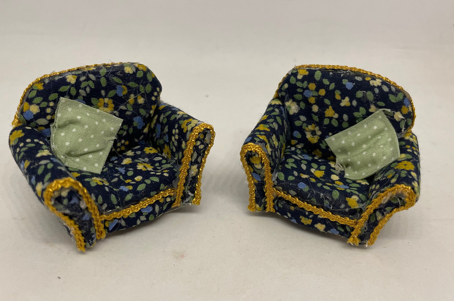 Dolls House Miniatures 1/24th / 1:24th / Half Inch Scale -  Pair of armchairs