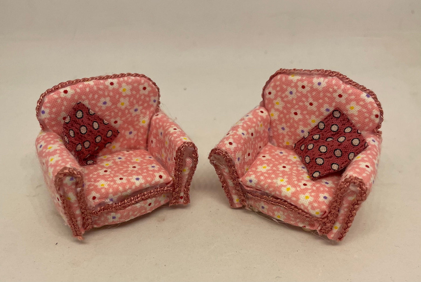 Dolls House Miniatures 1/24th / 1:24th / Half Inch Scale -  Pair of armchairs