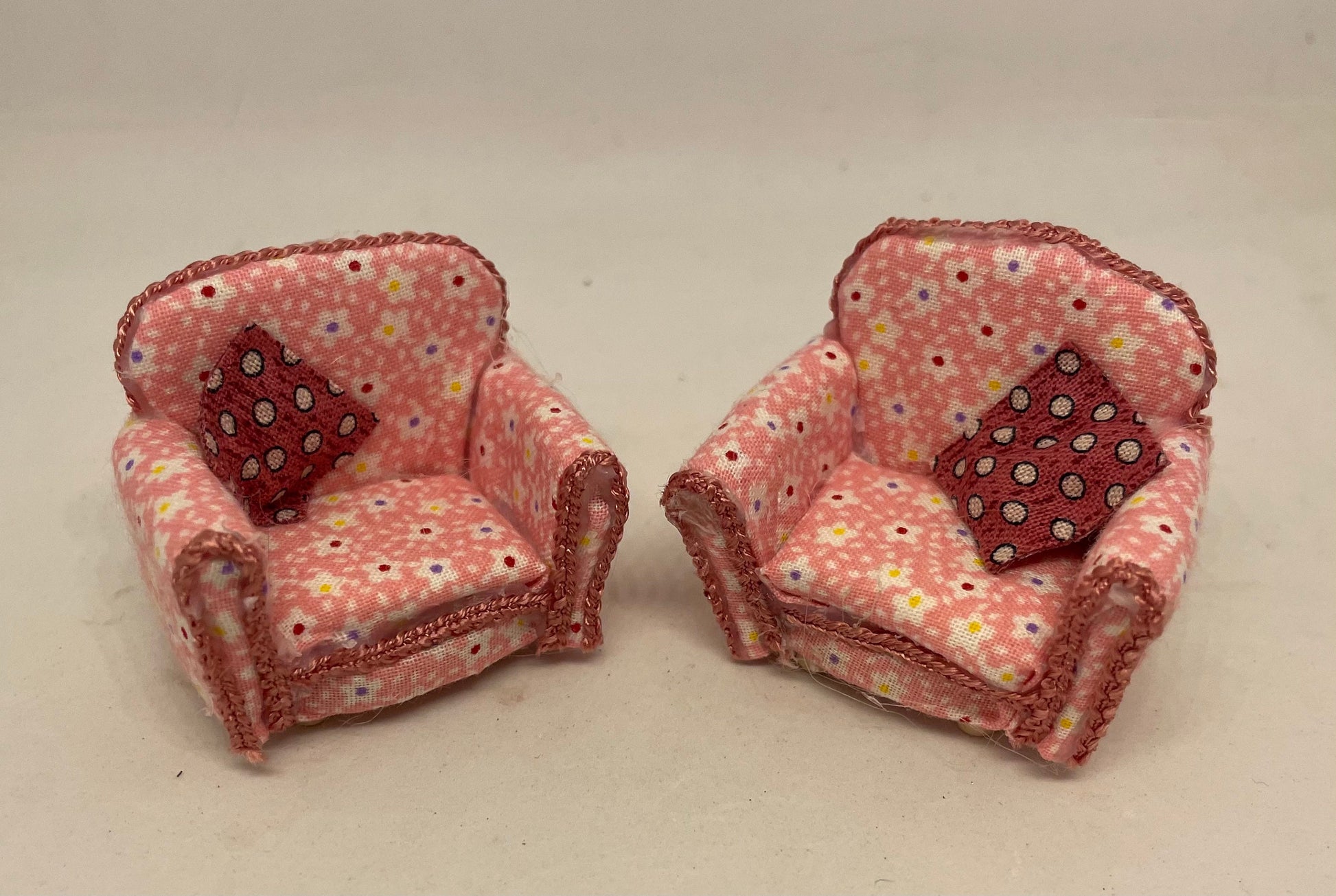 Dolls House Miniatures 1/24th / 1:24th / Half Inch Scale -  Pair of armchairs