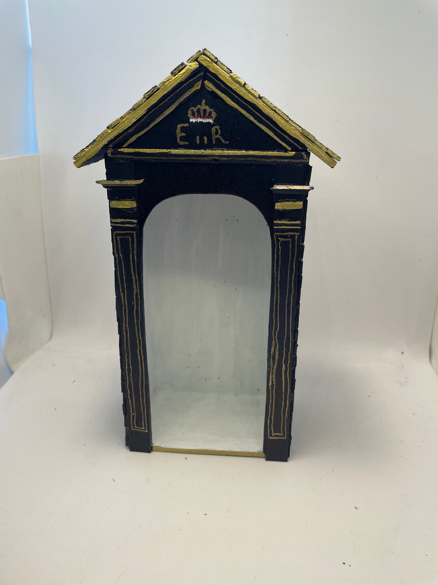 Dolls House Miniatures - Royal Guard Sentry Box x 1 (no Guard)
