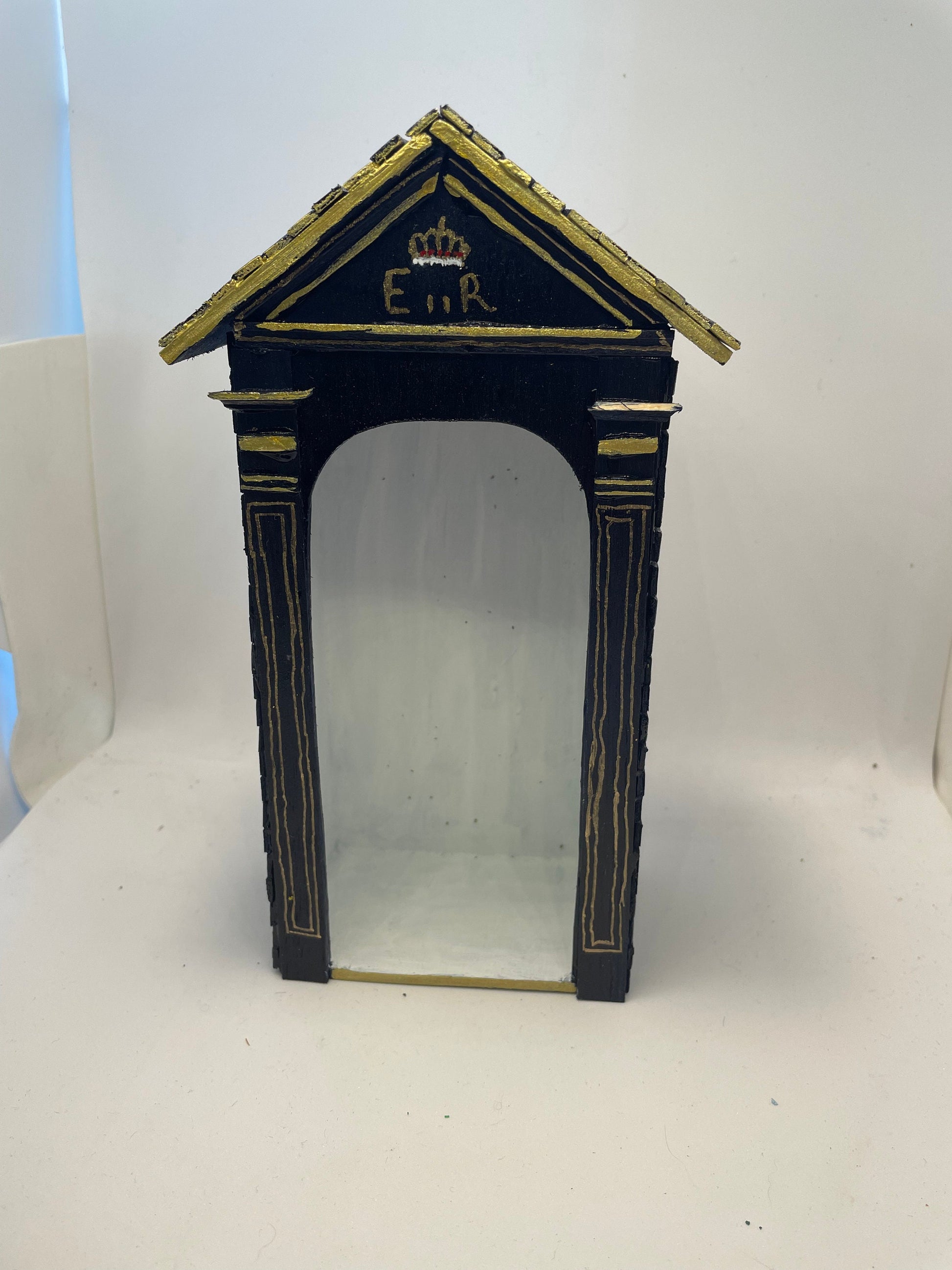 Dolls House Miniatures - Royal Guard Sentry Box x 1 (no Guard)