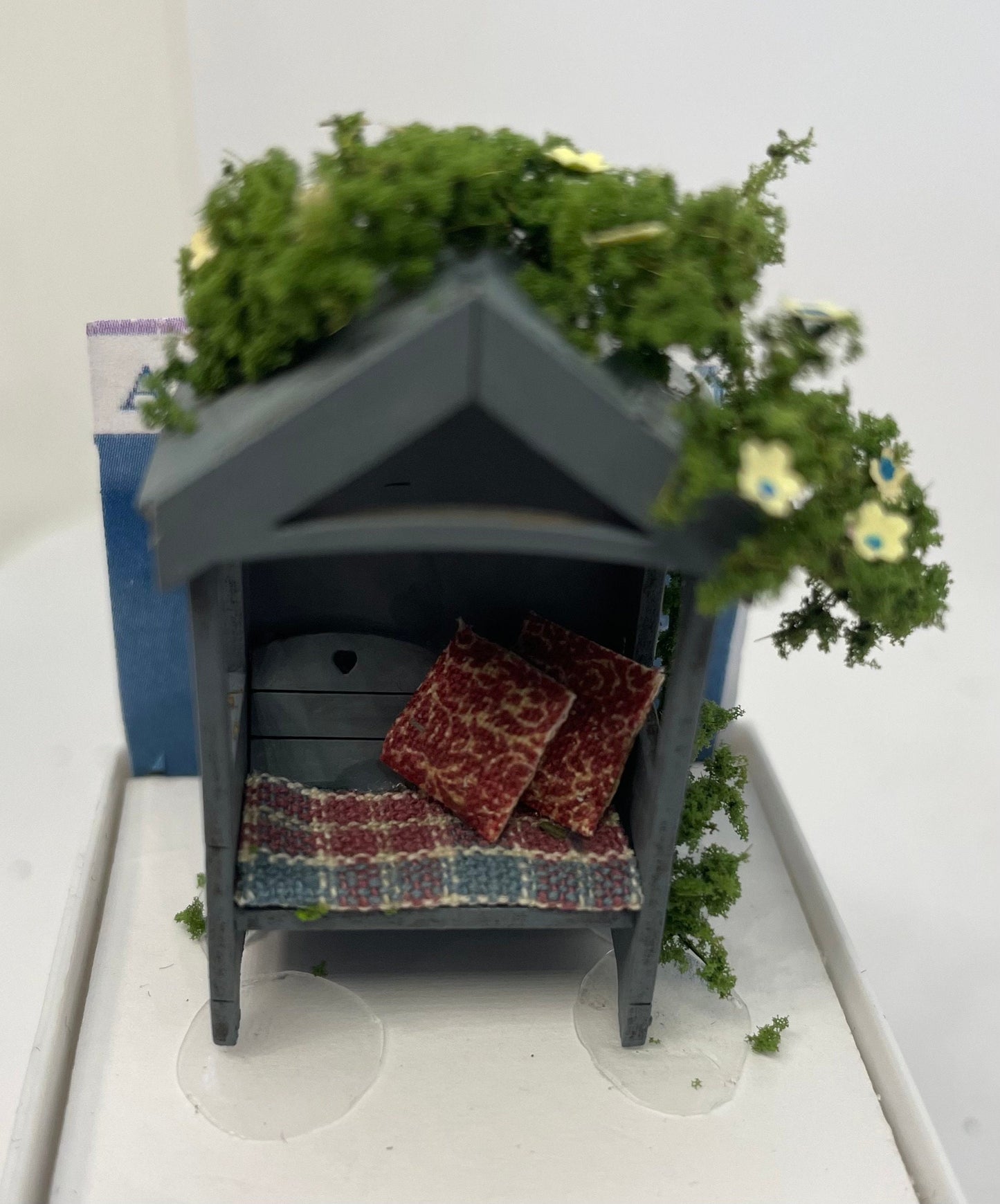 Dolls House Miniatures ( 1/48th - 1:48th - 1/4" - Quarter Inch Scale )   Garden Seat