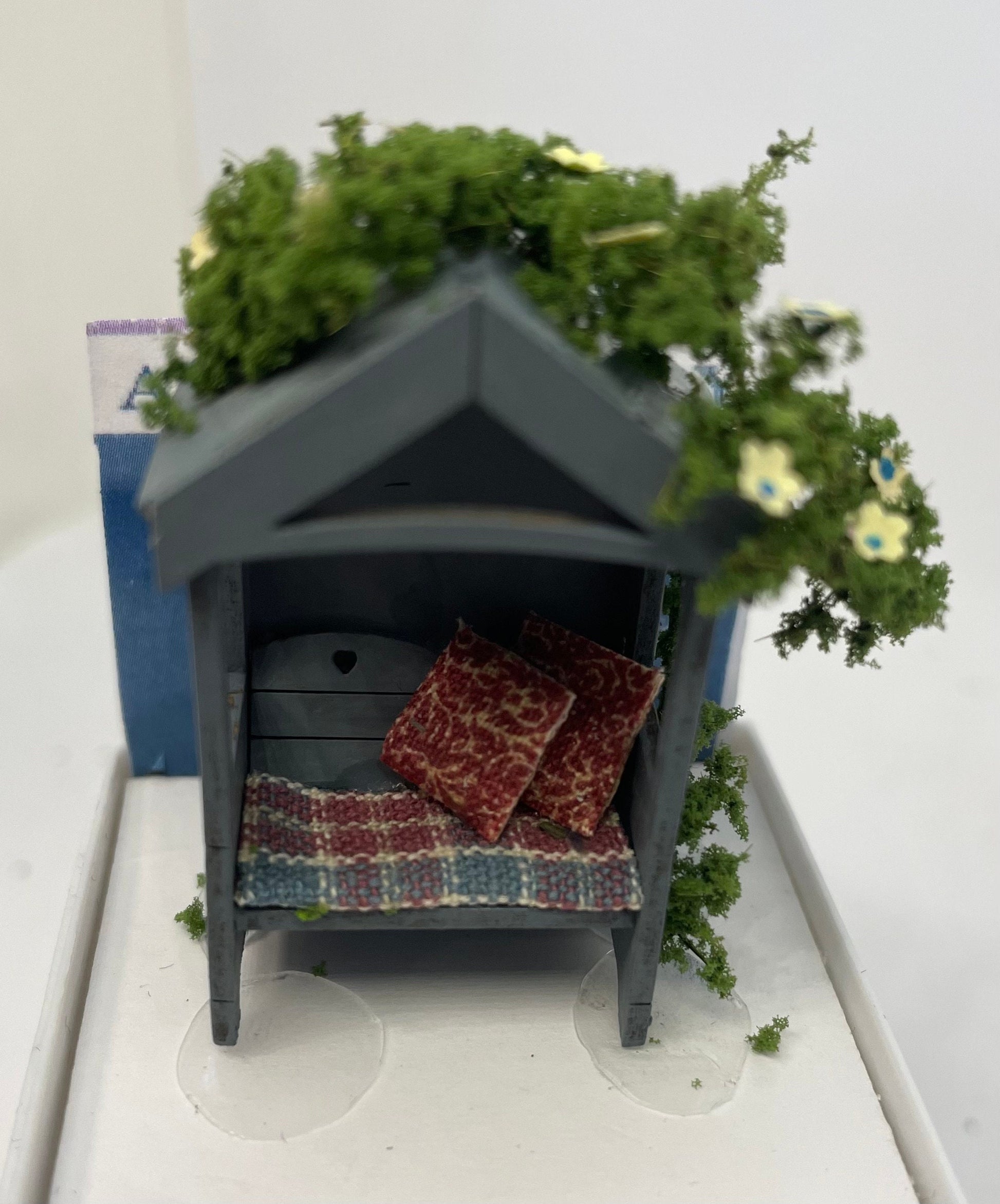 Dolls House Miniatures ( 1/48th - 1:48th - 1/4" - Quarter Inch Scale )   Garden Seat