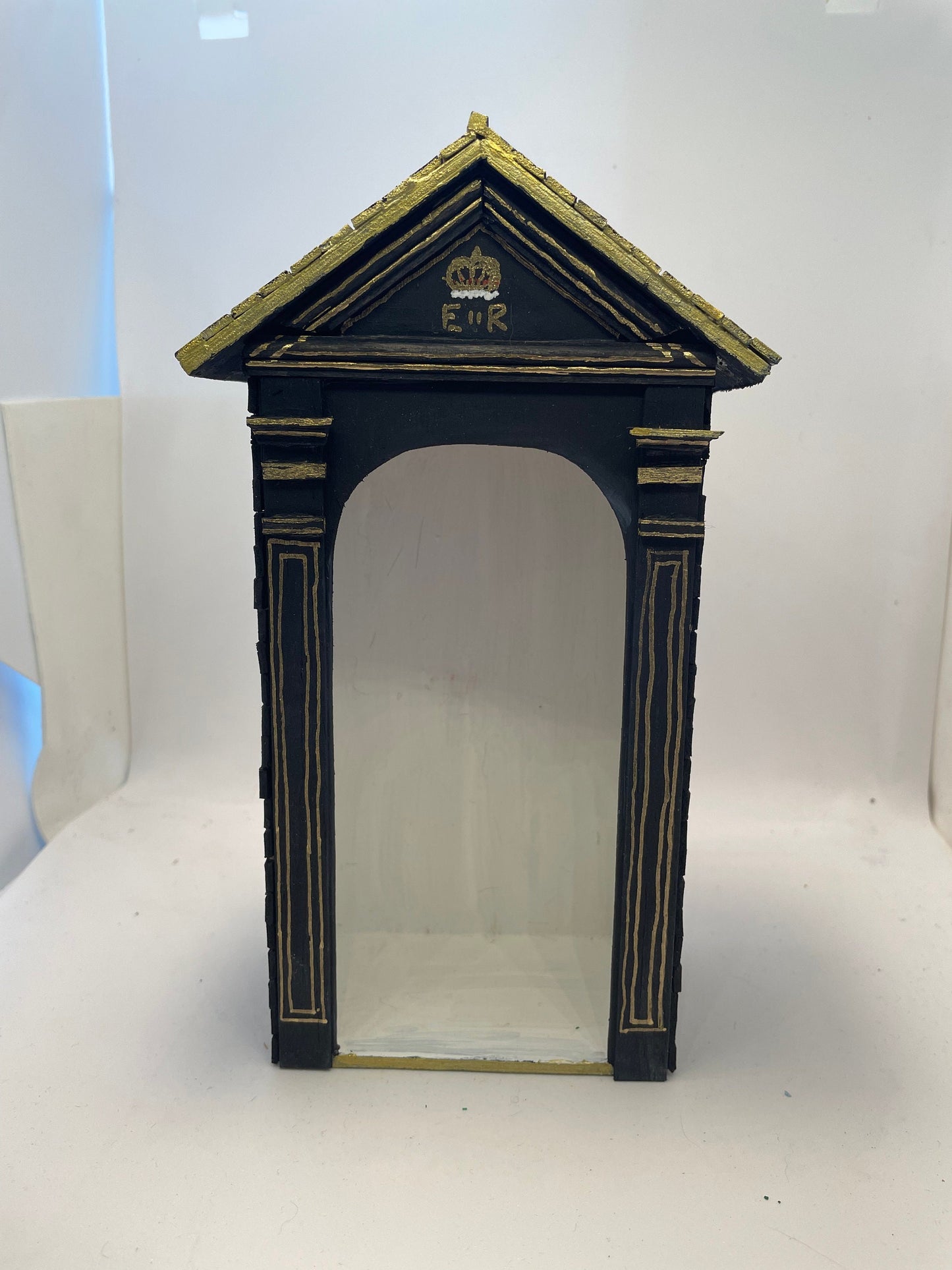 Dolls House Miniatures - Royal Guard Sentry Box x 1 (no Guard)