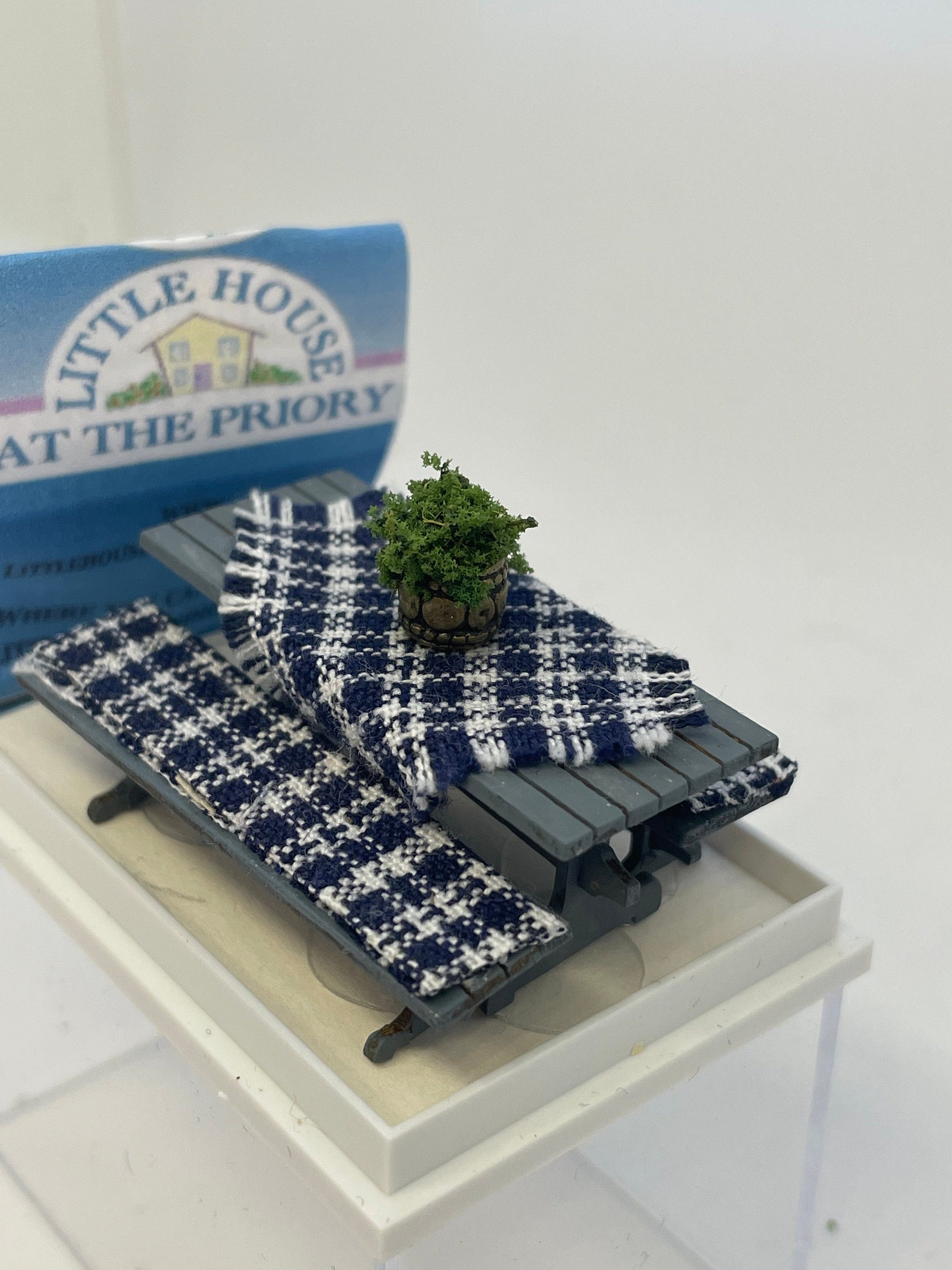 Dolls House Miniatures ( 1/48th - 1:48th - 1/4" - Quarter Inch Scale )   Garden / Picnic Table