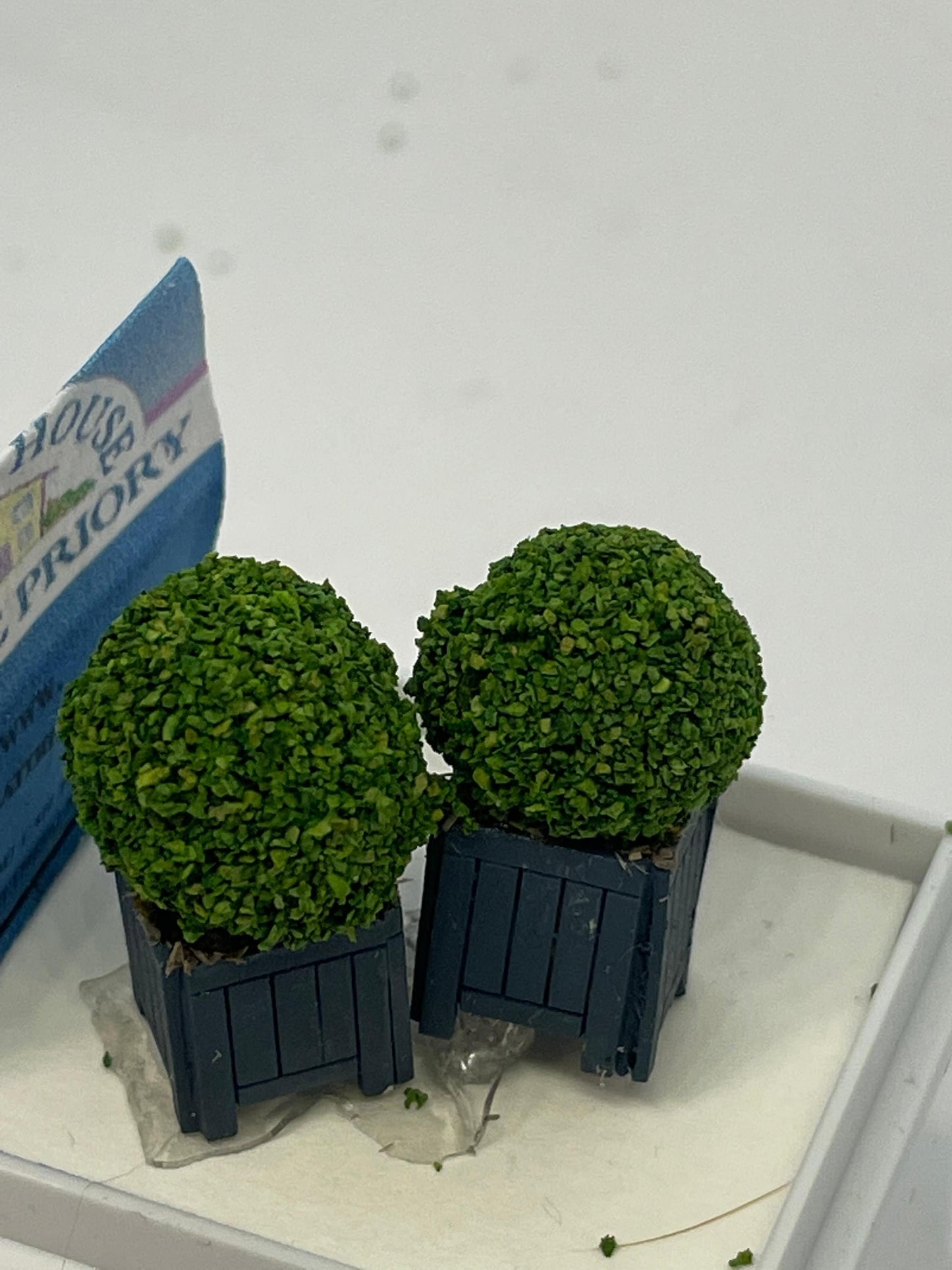 Dolls House Miniatures ( 1/48th - 1:48th - 1/4" - Quarter Inch Scale )   Topiary box balls in planter
