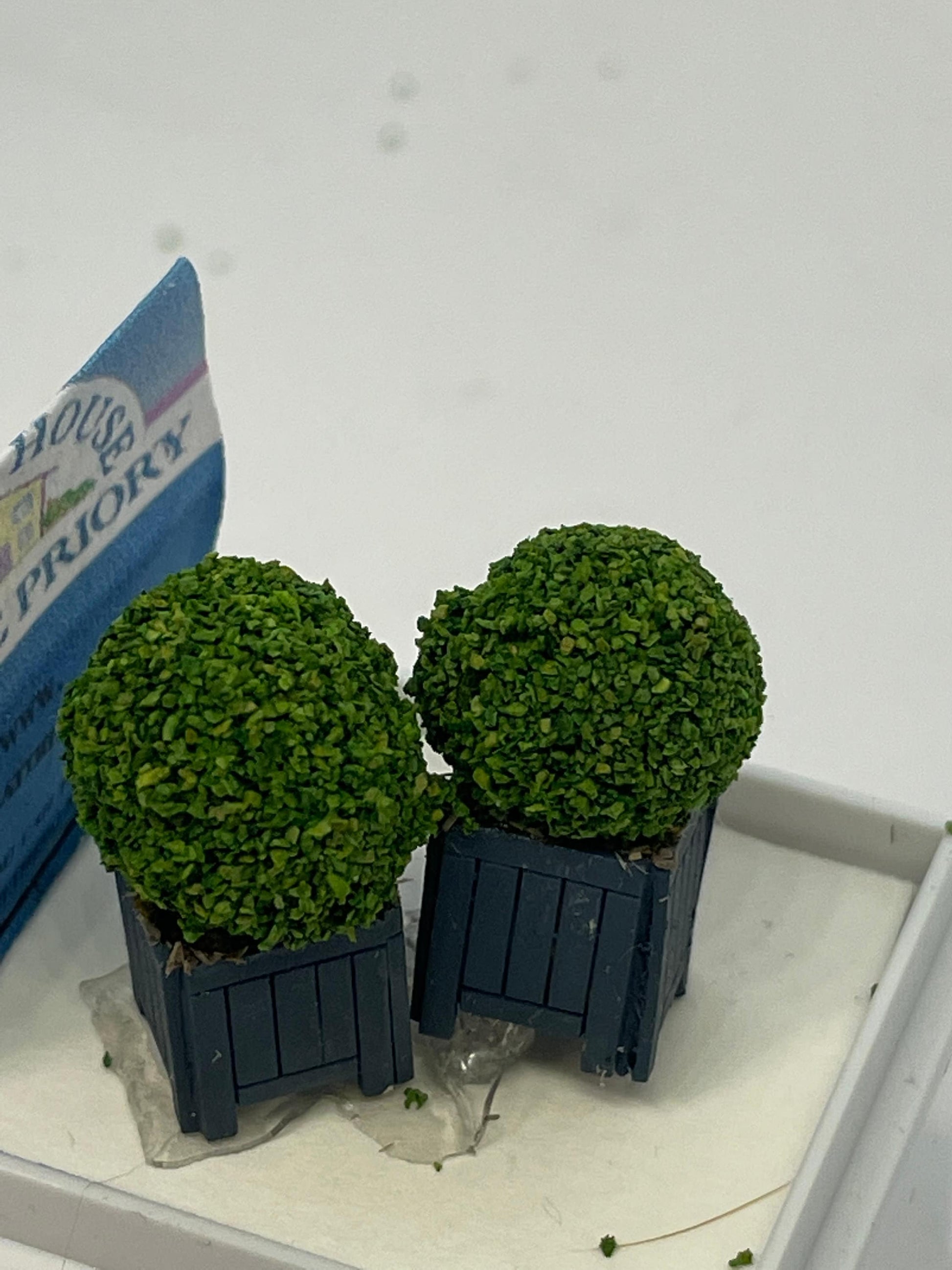 Dolls House Miniatures ( 1/48th - 1:48th - 1/4" - Quarter Inch Scale )   Topiary box balls in planter