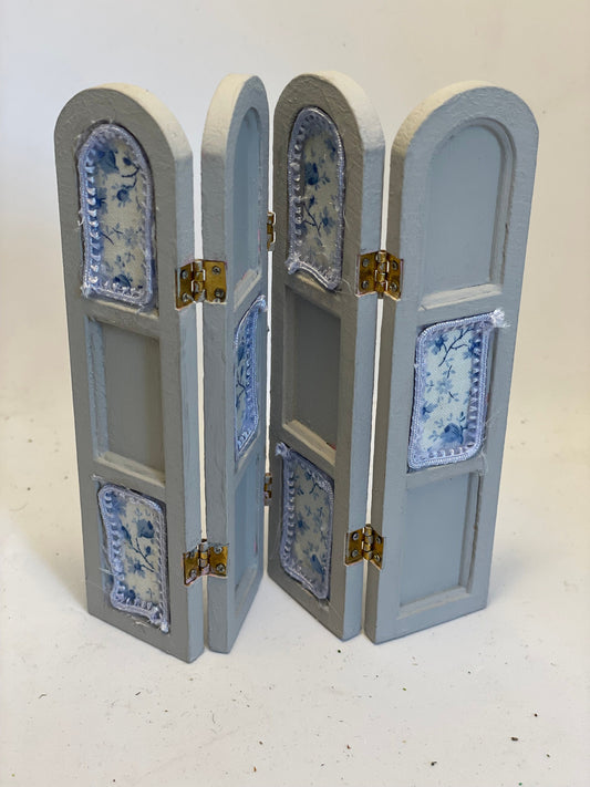 Dolls House Miniatures - 1/12th  grey and blue Screen