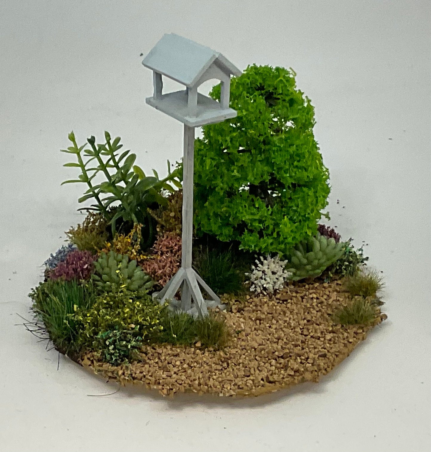 Dolls House miniatures - 1/24th / 1:24th / Half Inch Scale Bird Table Garden Scene