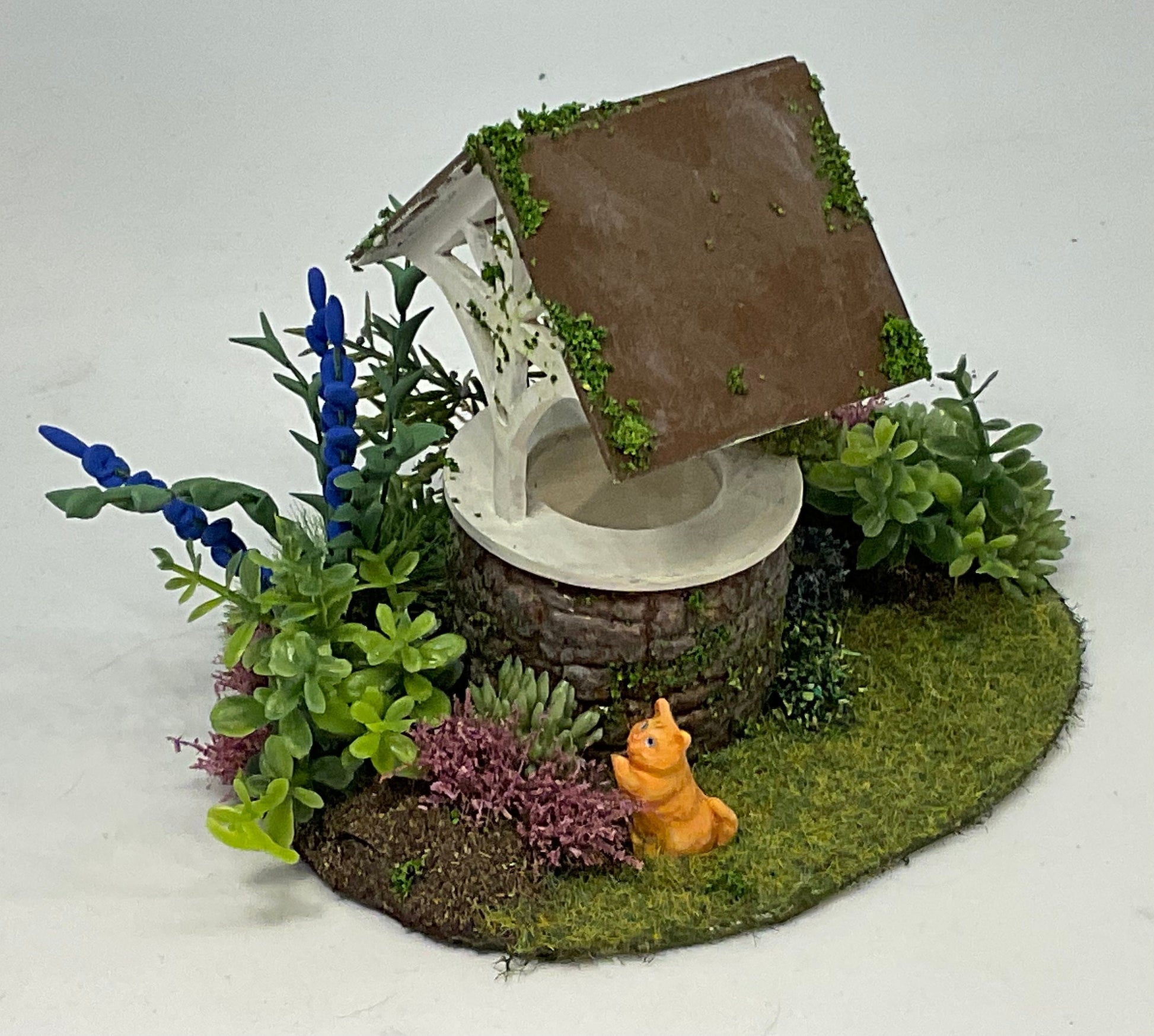 Dolls House Miniatures - 1/24th / 1:24th / Half Inch Scale Wishing Well Garden Scene