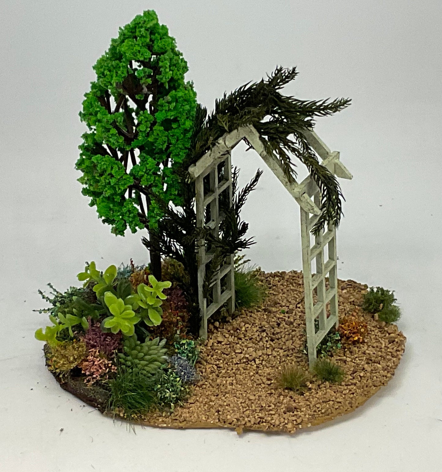 Dolls House Miniatures - 1/24th / 1:24th / Half Inch Scale Archway Garden Scene