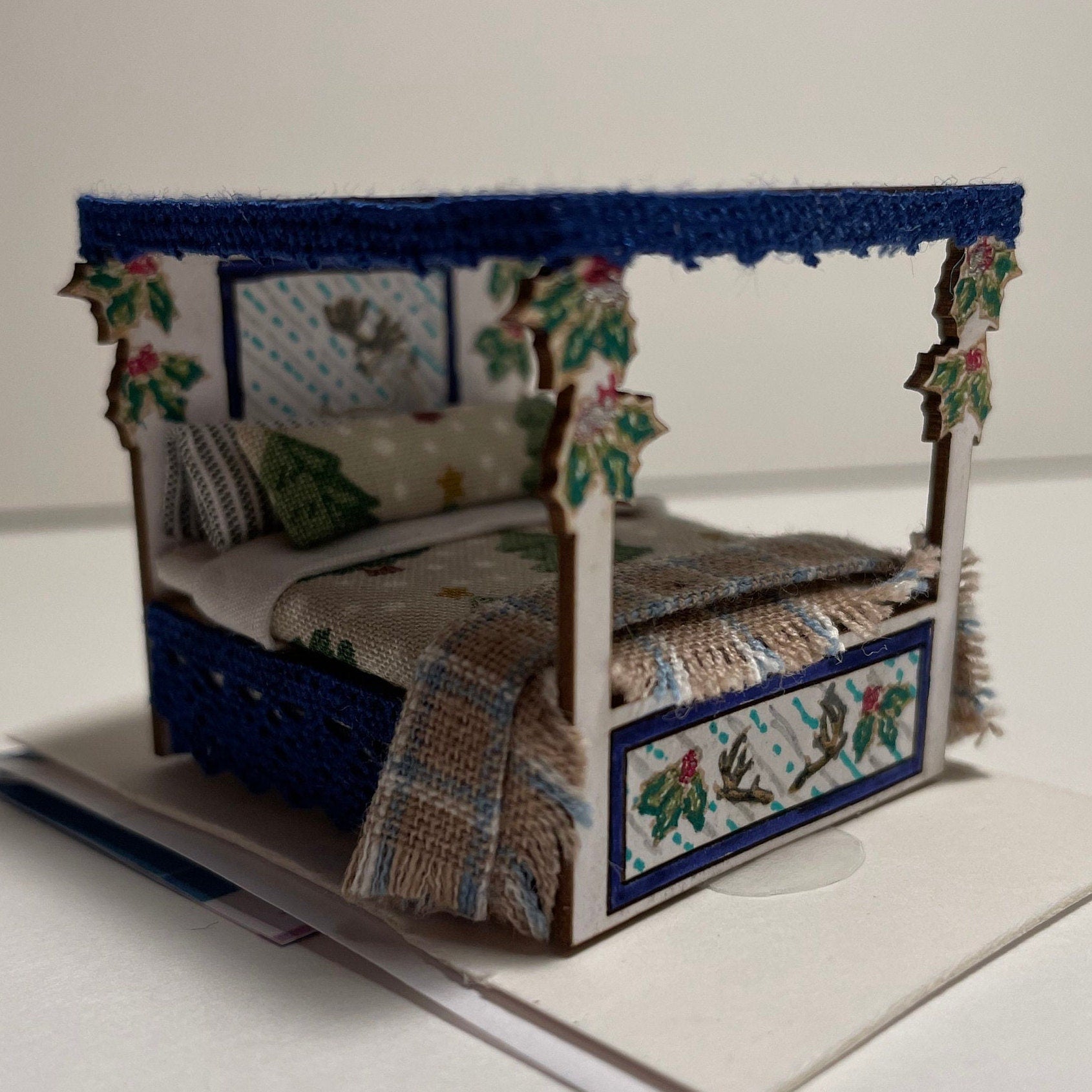 Dolls House Miniatures ( 1/48th - 1:48 - 1/4" - Quarter Inch Scale )  - 4 Poster Bed - FROSTY (CHRISTMAS RANGE)