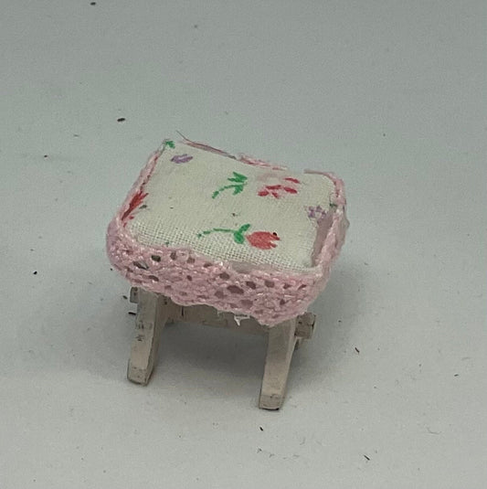 Dolls House Miniatures - 1/24th/ 1:24th / Half Inch Scale Stool