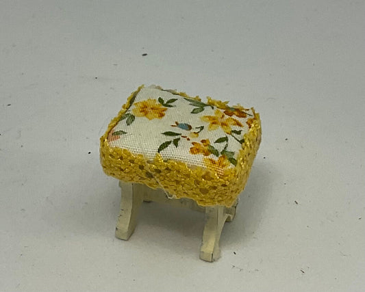 Dolls House Miniatures - 1/24th / 1:24th / Half Inch Scale Stool