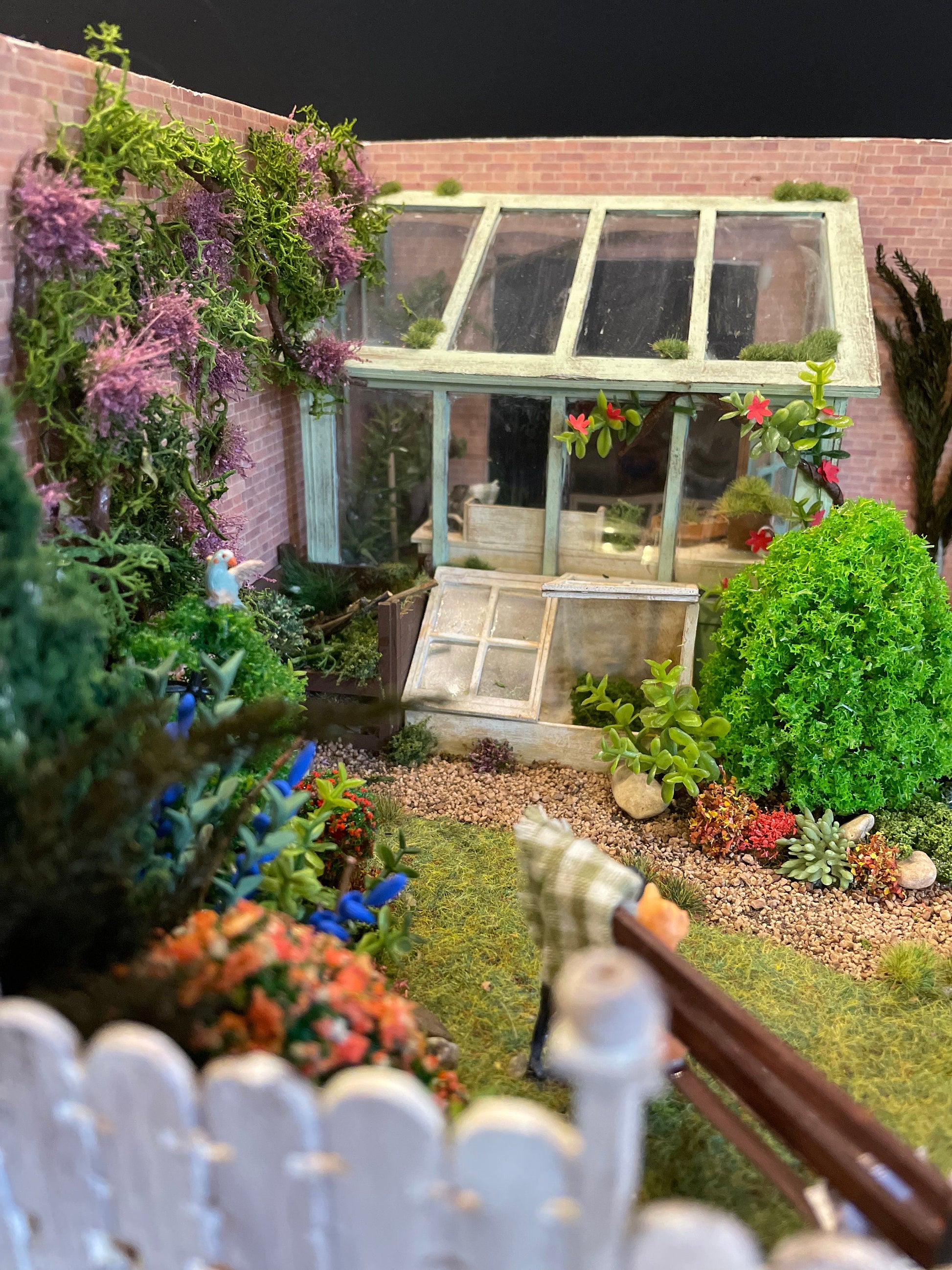 Dolls House Miniatures - 1/24th/ 1:24th / Half Inch Scale Garden Scene