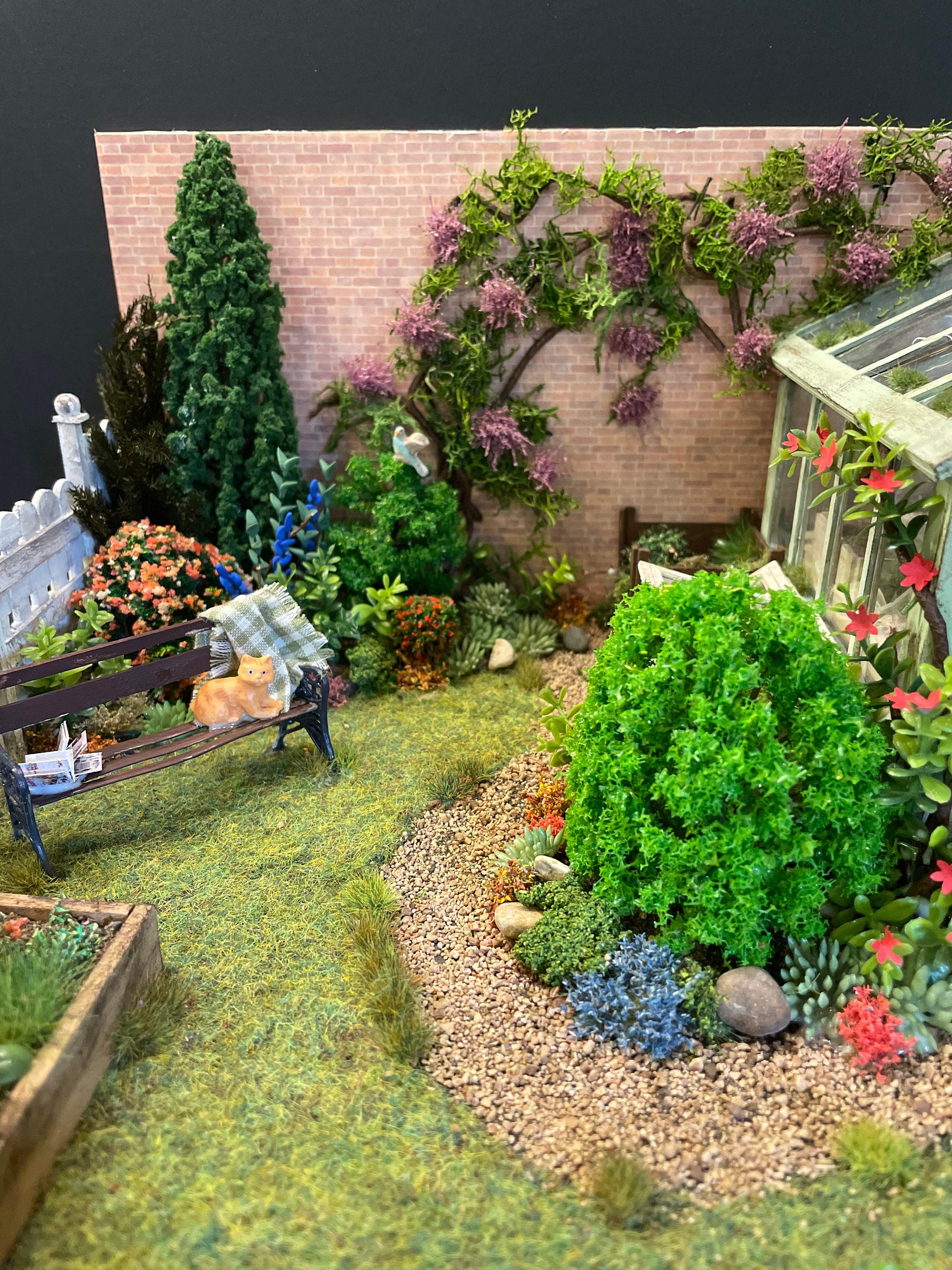 Dolls House Miniatures - 1/24th/ 1:24th / Half Inch Scale Garden Scene