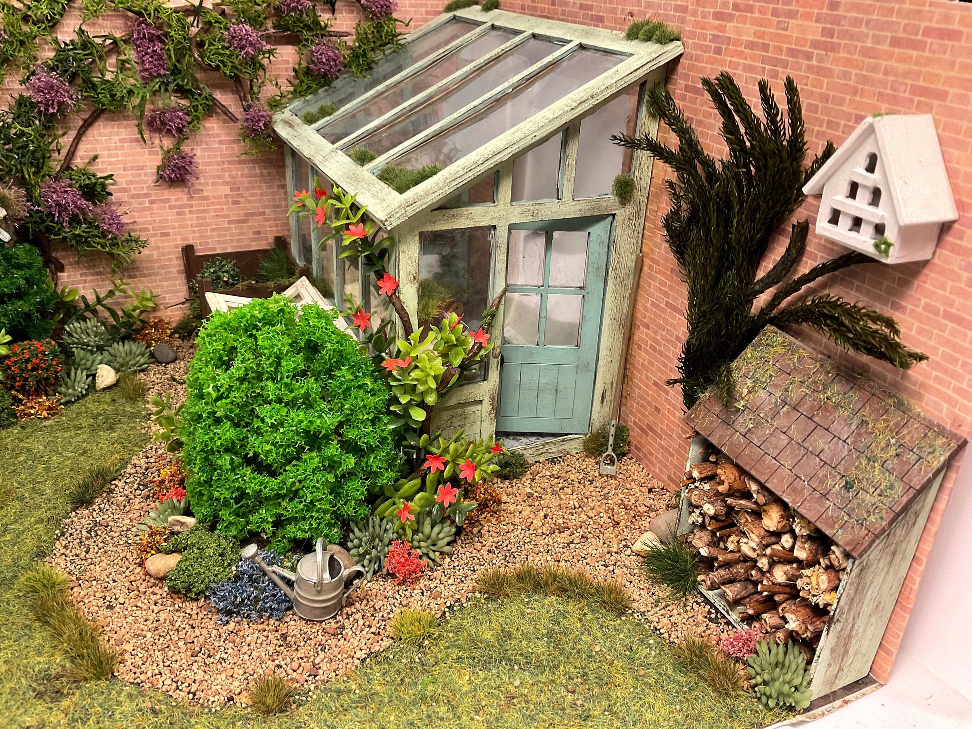 Dolls House Miniatures - 1/24th/ 1:24th / Half Inch Scale Garden Scene