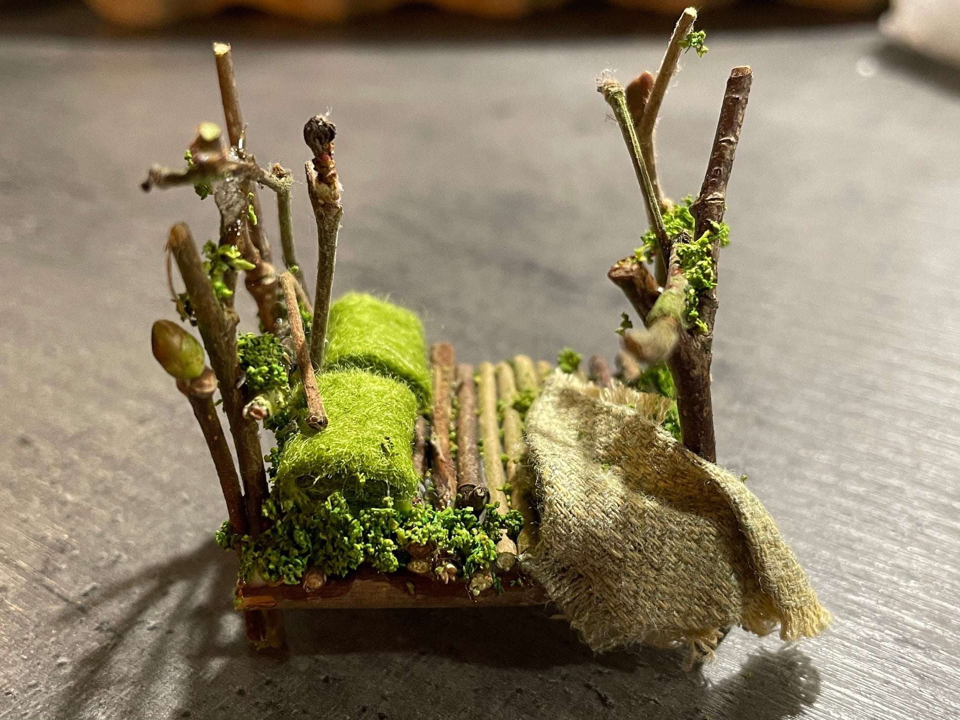 Dolls House Miniatures ( 1/48th - 1:48 - 1/4" - Quarter Inch Scale )  - Double Bed - Woodland