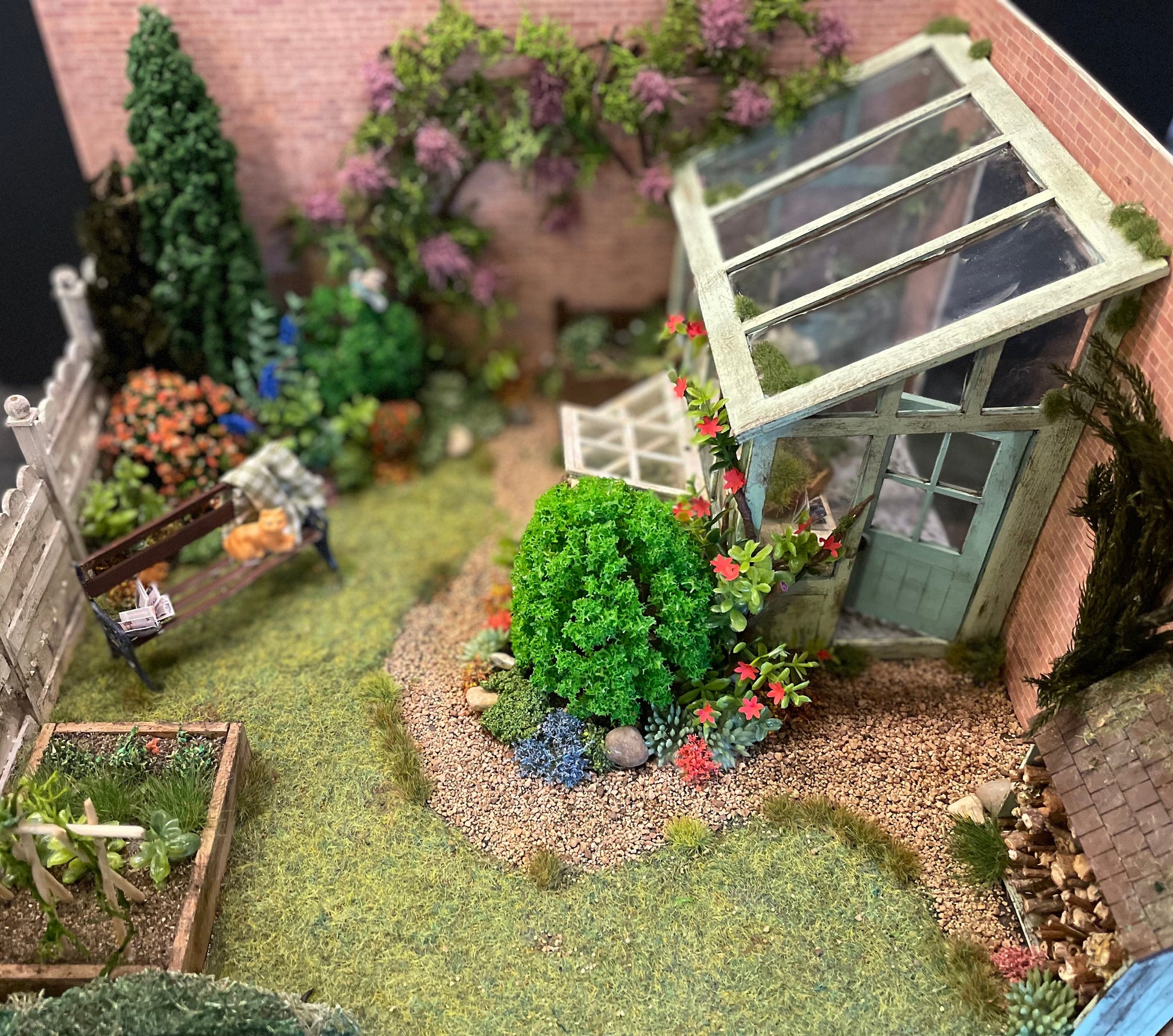 Dolls House Miniatures - 1/24th/ 1:24th / Half Inch Scale Garden Scene