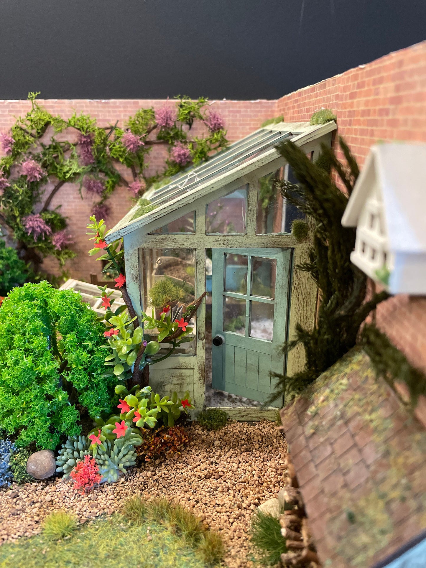 Dolls House Miniatures - 1/24th/ 1:24th / Half Inch Scale Garden Scene