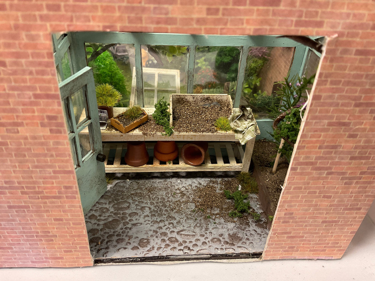 Dolls House Miniatures - 1/24th/ 1:24th / Half Inch Scale Garden Scene