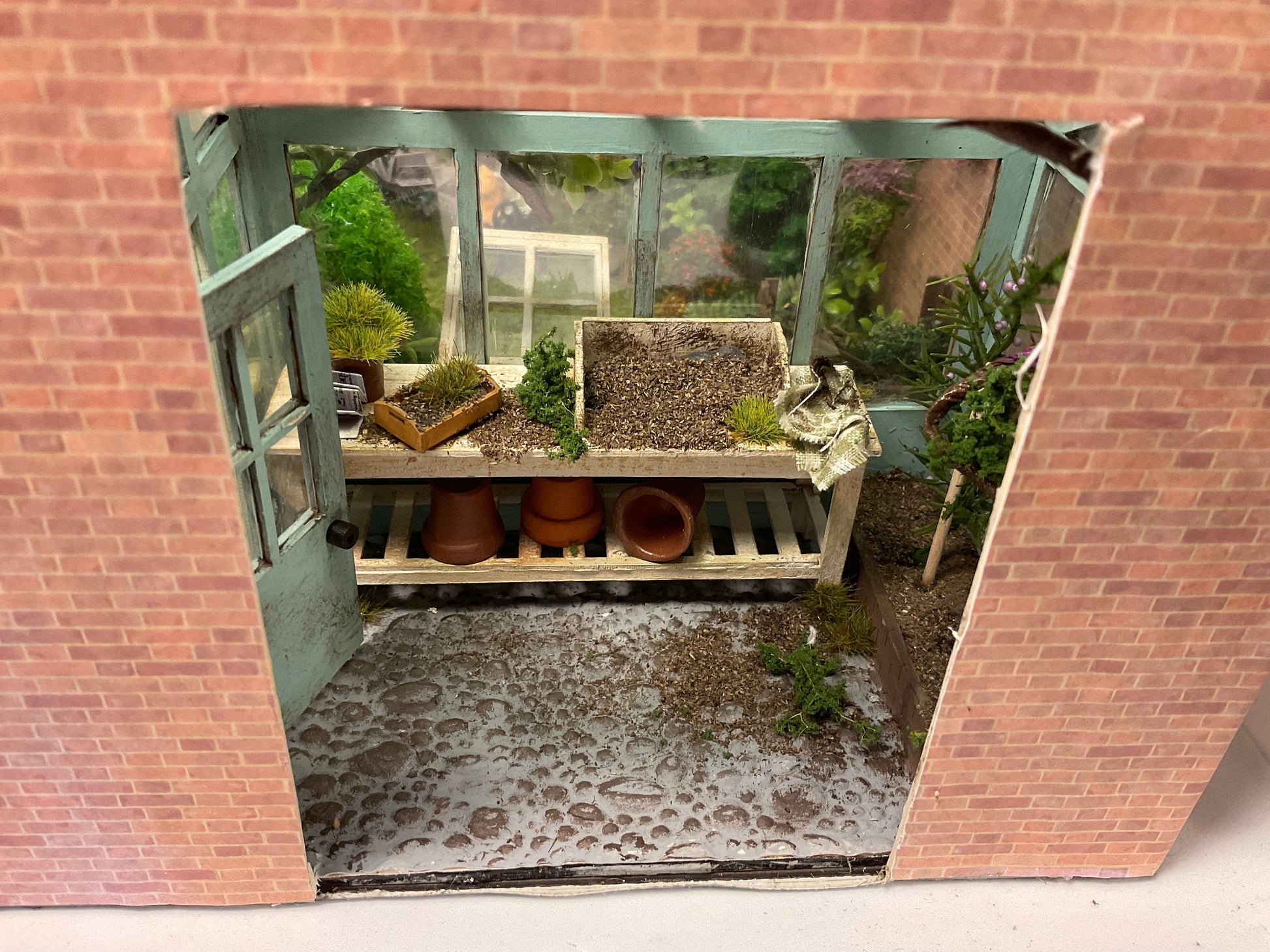 Dolls House Miniatures - 1/24th/ 1:24th / Half Inch Scale Garden Scene