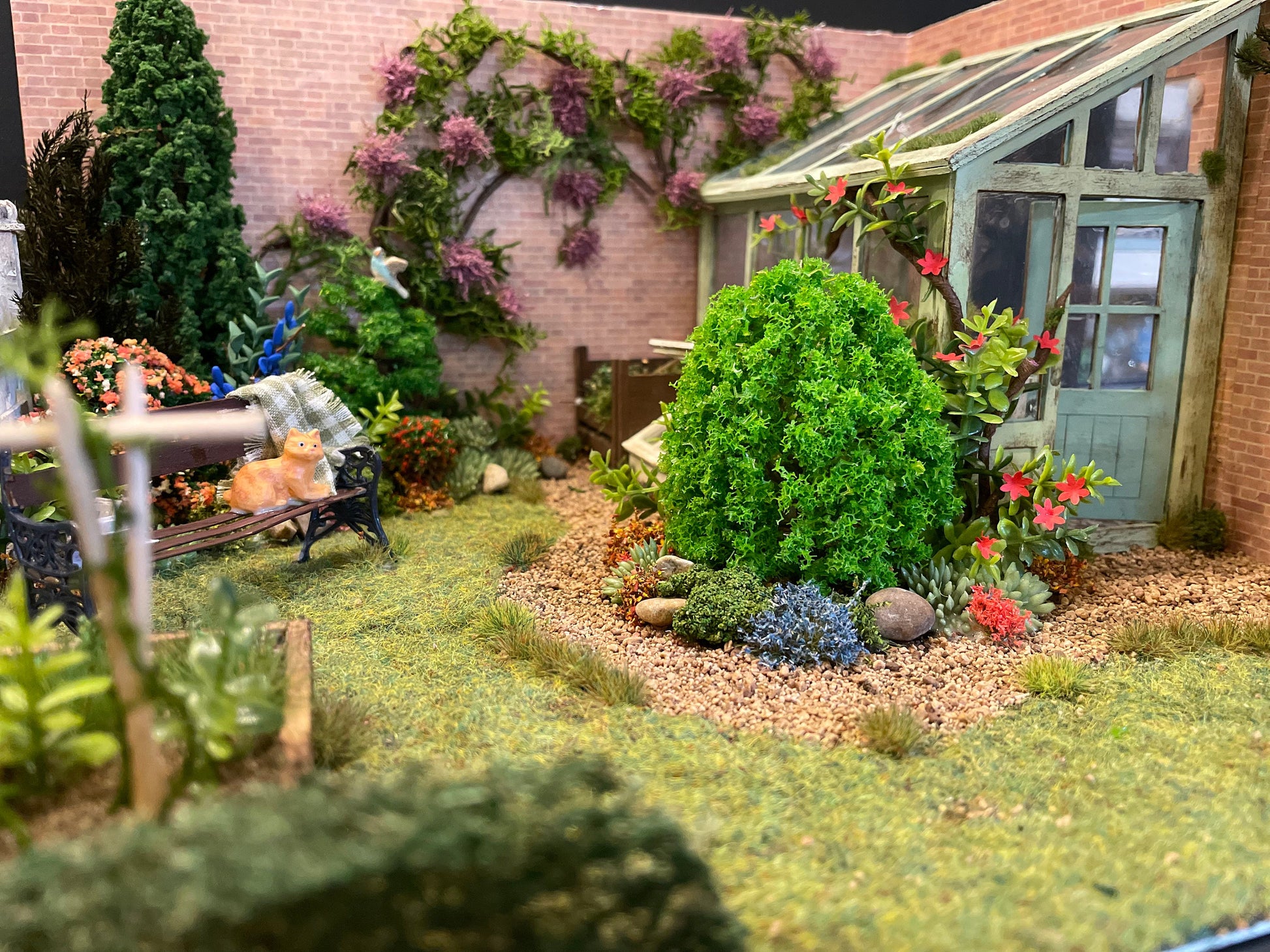 Dolls House Miniatures - 1/24th/ 1:24th / Half Inch Scale Garden Scene