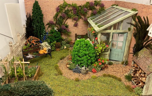 Dolls House Miniatures - 1/24th/ 1:24th / Half Inch Scale Garden Scene