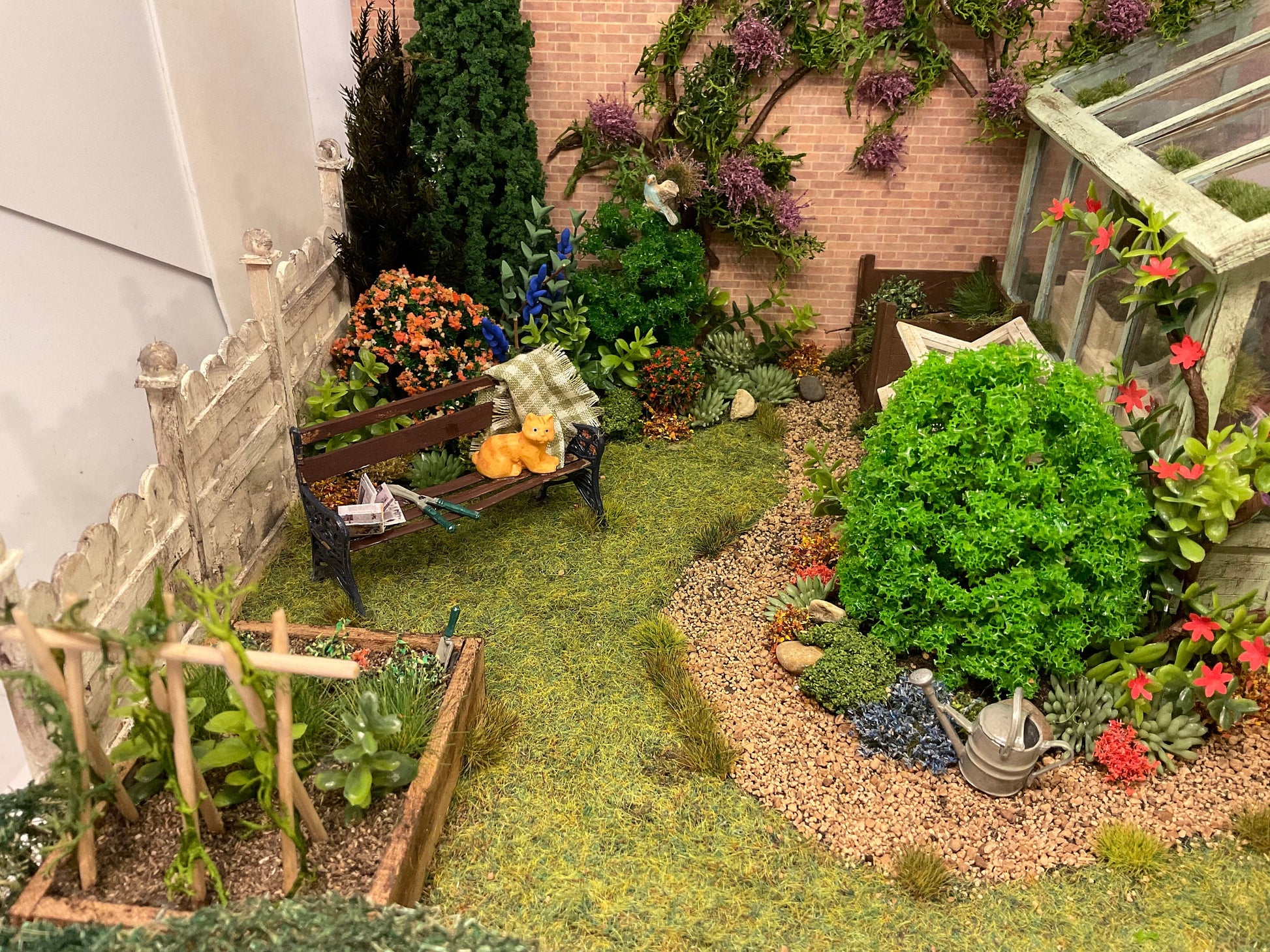 Dolls House Miniatures - 1/24th/ 1:24th / Half Inch Scale Garden Scene