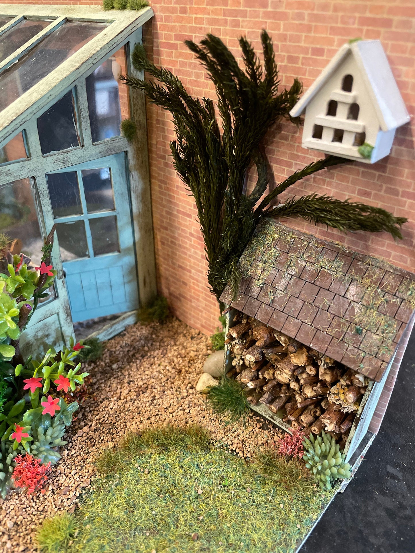 Dolls House Miniatures - 1/24th/ 1:24th / Half Inch Scale Garden Scene
