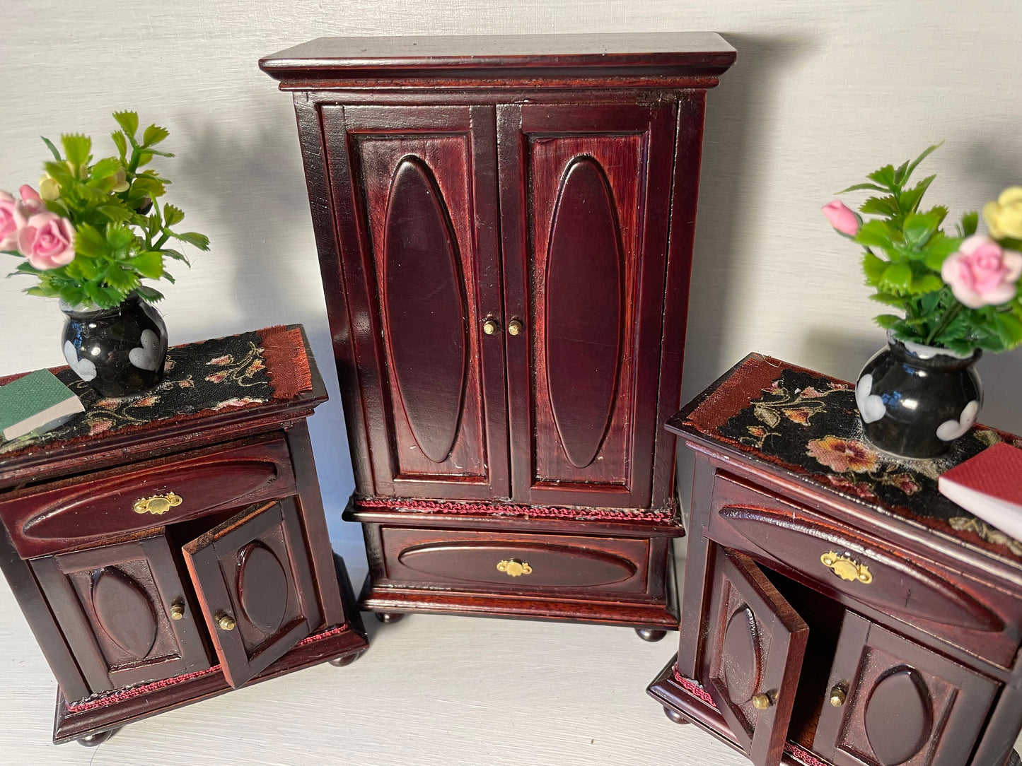 Dolls House Miniatures - 1/12th Bedroom Furniture