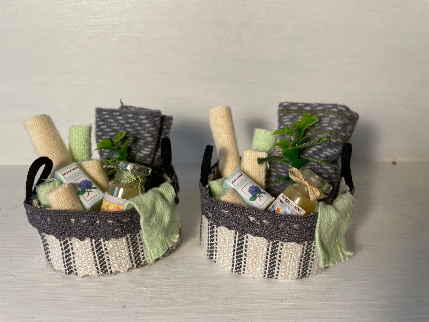 DOLLS HOUSE MINIATURES - Bathroom Basket x 1