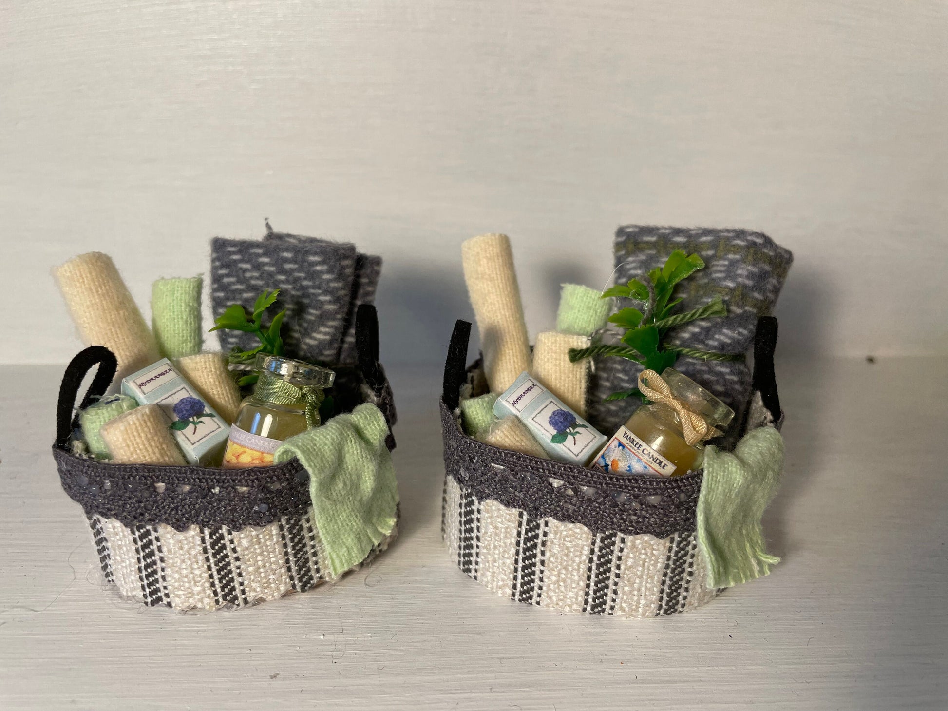 DOLLS HOUSE MINIATURES - Bathroom Basket x 1