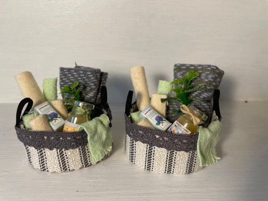 DOLLS HOUSE MINIATURES - Bathroom Basket x 1
