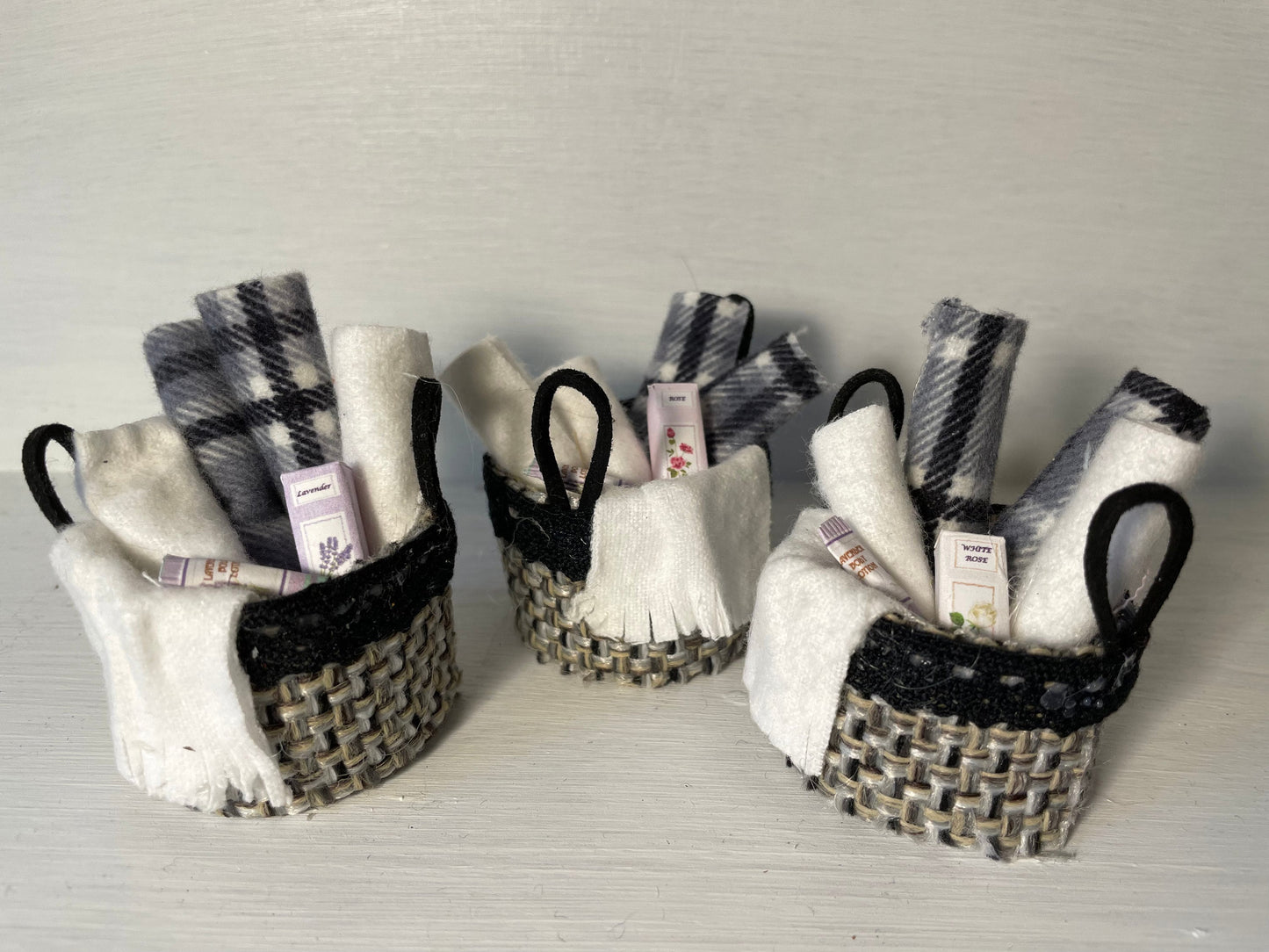 DOLLS HOUSE MINIATURES - Bathroom Basket x 1