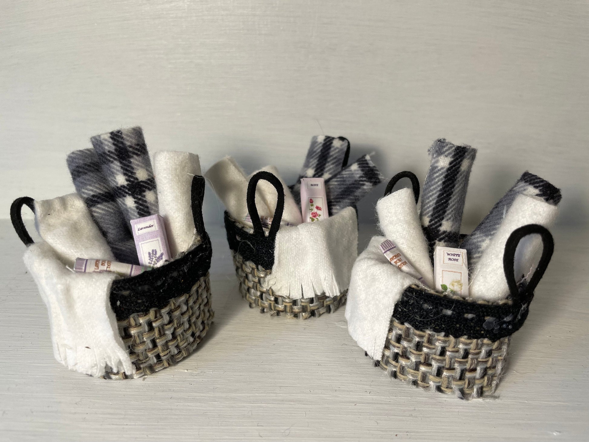 DOLLS HOUSE MINIATURES - Bathroom Basket x 1