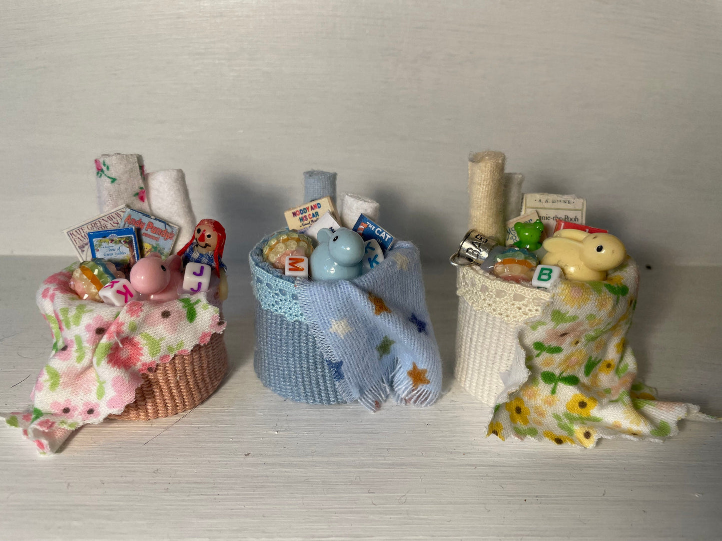 DOLLS HOUSE MINIATURES - Nursery Basket x 1
