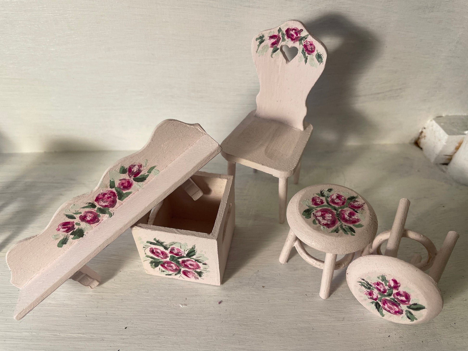 DOLLS HOUSE MINIATURES - Pale Pink Rosy Wooden Accessories